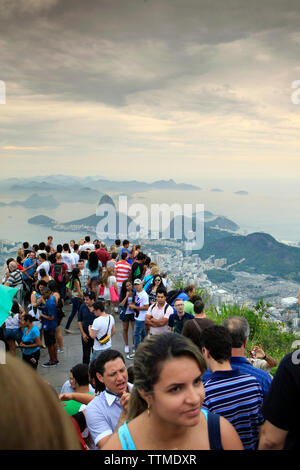 Brasilien, Rio de Janiero, Gruppen von Menschen versammeln sich an der Cristo Redentor (Statue) Stockfoto