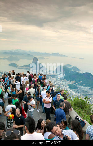 Brasilien, Rio de Janiero, Gruppen von Menschen versammeln sich an der Cristo Redentor (Statue) Stockfoto