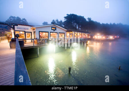 USA, Kalifornien, Nick's Cove Restaurant bei Nacht, Tomales Bay Stockfoto