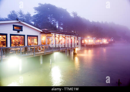 USA, Kalifornien, Nick's Cove Restaurant bei Nacht, Tomales Bay Stockfoto