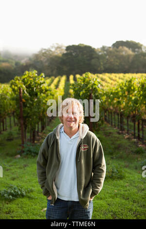 USA, Kalifornien, Sonoma, Gundlach Bundschu Winery, sechste Generation Weinberg Eigentümer und Manager Jeff Bundschu in die Reben Stockfoto