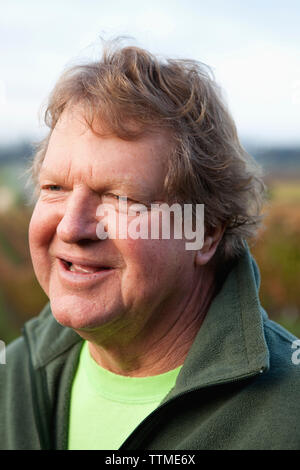 USA, Kalifornien, Sonoma, Gundlach Bundschu Winery, fünfte Generation Weinberg Besitzer und Jim Bundschu im Weinberg Stockfoto