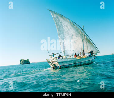 Madagaskar, Passagiere, die auf Segelboot über den Kanal von Mosambik, Anjajavy Stockfoto