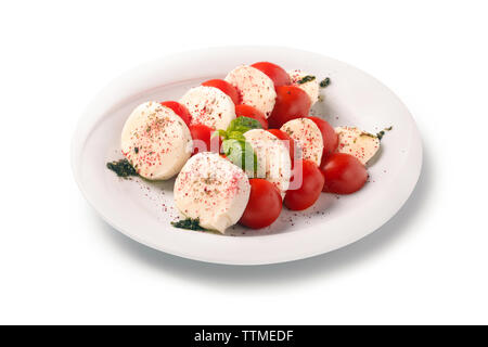 Caprese Salat mit frischen Tomaten, Mozzarella und basilic Kraut, Gerichte der italienischen Küche. Auf weissem Hintergrund Stockfoto