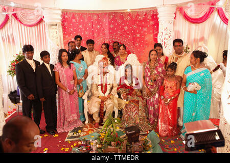 MAURITIUS, Portrait von Konydev und Anishtah Hurloll nach der Zeremonie an ihrer hinduistischen Hochzeit in der Stadt Surina Informationen Stockfoto