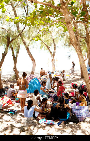 MAURITIUS, Freunde sind etwas Schatten und geniessen Sie ein Picknick am Strand auf Ile aux Cerfs Insel Stockfoto