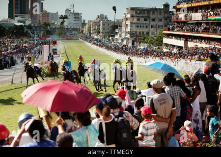 MAURITIUS; Port Louis; eine internationale Pferderennen zieht Tausende an Champ de Mars Rennen natürlich; Internationale Jockey Tag Stockfoto