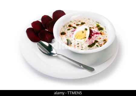 Erfrischende kalte Rote-Bete-Suppe, diätetische vegetarisches Gericht, auf weißem Hintergrund Stockfoto