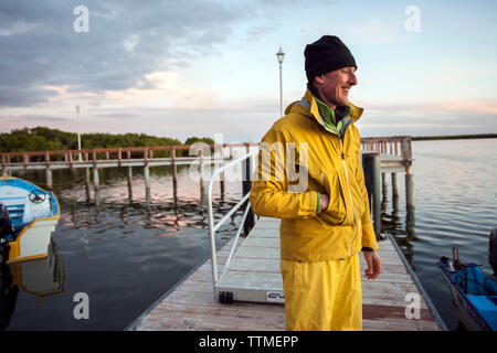 Mexiko, Baja, Magdalena Bay, Pazifischer Ozean, Personen warten auf dem Dock in der Vorbereitung für Ihren grauen Whale Watching Tour in Magdalena Bay Stockfoto