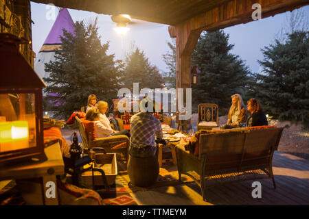 USA, Nevada, Brunnen, den Gästen eine Mahlzeit zusammen genießen Mustang Monument, einer nachhaltigen Luxus Eco Resort und für wilde Pferde erhalten, Speichern Stockfoto