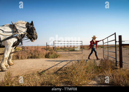 USA, Nevada, Brunnen, Gäste können in Horse-Drawn Planwagenfahrten während ihres Aufenthaltes im Mustang Monument, einer nachhaltigen Luxus Eco Resort teilnehmen Stockfoto