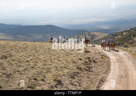 USA, Nevada, Brunnen, Gäste können in Horse-Back Reiten Ausflüge teilnehmen, während Ihres Aufenthaltes im Mustang Monument, einer nachhaltigen Luxus Eco friendly re Stockfoto