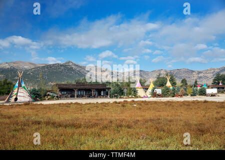 USA, Nevada, Brunnen, bunten Tipis sind alle über Mustang Monument, einer nachhaltigen Luxus Eco Resort verstreut und für wilde Pferde erhalten, selbstklebendes Vinyl Stockfoto