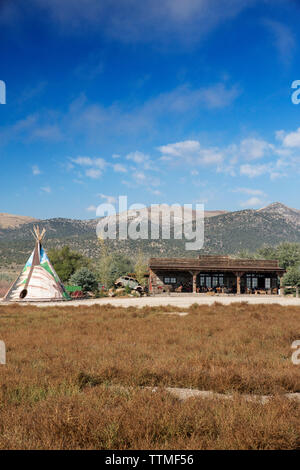 USA, Nevada, Brunnen, bunten Tipis sind alle über Mustang Monument, einer nachhaltigen Luxus Eco Resort verstreut und für wilde Pferde erhalten, selbstklebendes Vinyl Stockfoto