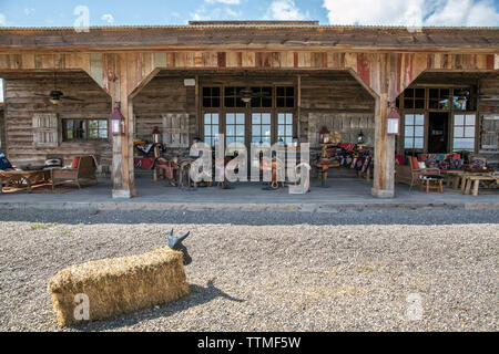 USA, Nevada, Brunnen, die Terrasse vom sallon an Mustang Monument, einer nachhaltigen Luxus Eco Resort und für wilde Pferde erhalten, Speichern Americ Stockfoto