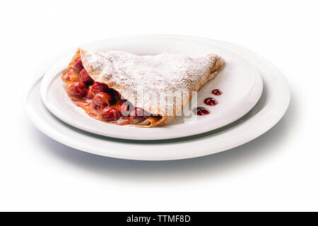 Pfannkuchen mit Kirsche Konfitüre auf Platte, auf weißem Hintergrund Stockfoto