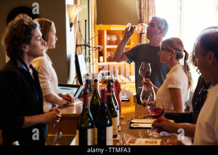 USA, Oregon, Willamette Valley, erleben die Gäste eine Weinprobe auf dem Weingut Domaine Serene, Dayton Stockfoto
