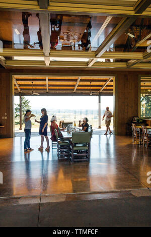 USA, Oregon, Willamette Valley, die den Gästen in der probierstube an Sotor Weinberge nehmen Sie Platz für eine Weinprobe, Carlton Stockfoto