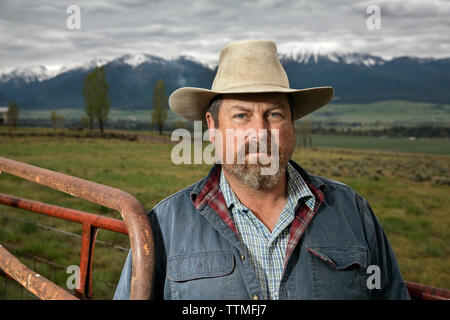 USA, Oregon, Enterprise, Portrait von Cowboy und Rancher Todd Nash auf eine Ranch in North East Oregon zwischen Enterprise und Joseph, mit Blick auf die E Stockfoto