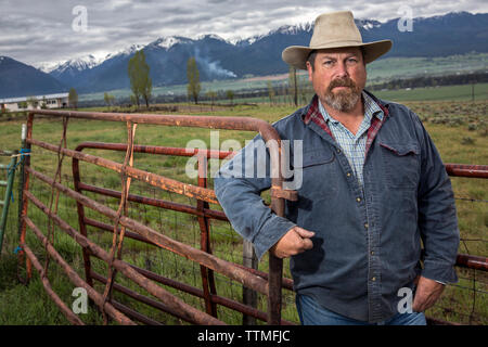 USA, Oregon, Enterprise, Portrait von Cowboy und Rancher Todd Nash auf eine Ranch in North East Oregon zwischen Enterprise und Joseph, mit Blick auf die E Stockfoto