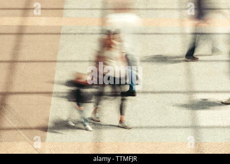 Gruppe von Menschen, motion blur Effekt. Nicht erkennbare Pendler wandern während der Rush Hour. Stockfoto