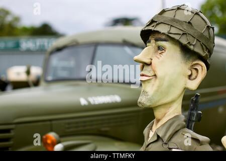 Komisch US Army Abbildung ständigen wachen über einen Weltkrieg 2 Chevrolet ambulance an Shuttleworth Stockfoto