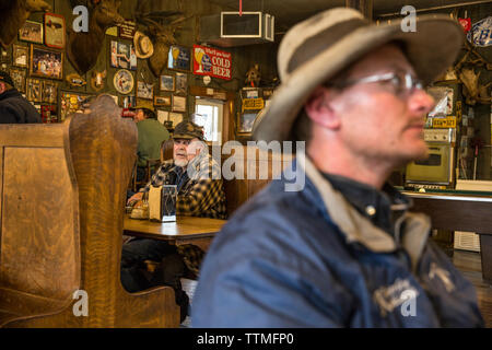 USA, Oregon, Imnaha, Einheimischen haben das Mittagessen an der Imnaha Store und Taverne, Nordostoregon Stockfoto