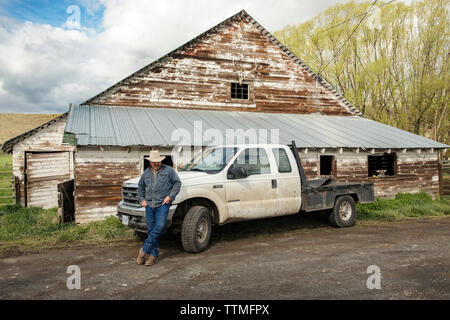 USA, Oregon, Enterprise, Portrait von Cowboy und Rancher Todd Nash vor seinem Fahrzeug am Snyder Ranch in North East Oregon zwischen Enterprise ein Stockfoto