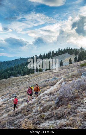 USA, Oregon, Ashland, 6 Jahr alte christliche Rego aka Buddy Backpacker Wanderungen ein Abschnitt des Pacific Crest Trail in der Nähe von Ashland Oregon mit seiner Mama Andre Stockfoto