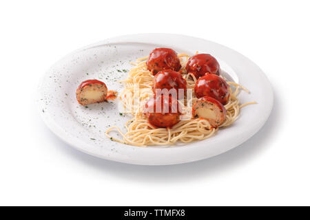 Hackfleischbällchen in Tomatensauce mit Spaghetti auf den Teller, auf weißem Hintergrund Stockfoto
