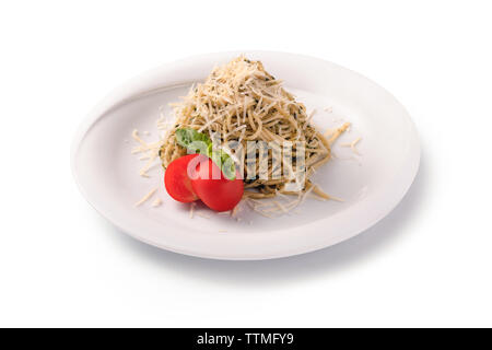 Pasta Spaghetti mit Sauce Pesto. Italienisches Essen auf weißem Hintergrund Stockfoto