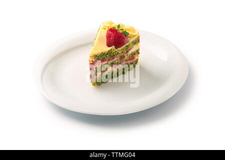 Spinat Kuchen mit mascarponecreme und Erdbeere auf Platte, auf weißem Hintergrund Stockfoto