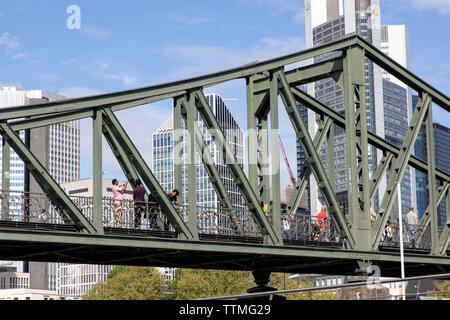 Frankfurt am Main, mit Blick auf die Skyline der Stadt, vom linken Ufer des Main, Uferweg, Brücke Eiserner Steg, Stockfoto