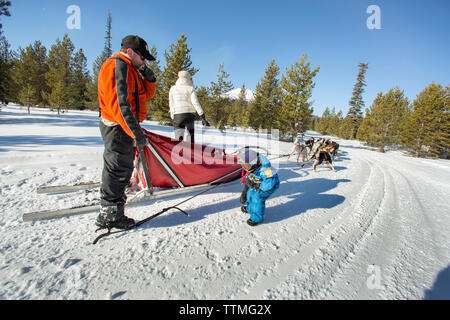 USA, Oregon, Bend, die Musher mit einem Jungen, die verschiedenen Teile der Hundeschlitten Stockfoto