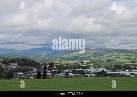 Kendal, Cumbria, Großbritannien. 17. Juni 2019. UK Wetter. Sonnenschein und Duschen von Kendal, Cumbria. Blick Richtung Kendal und die Wolke auf der englischen Lake District Berge. Credit: greenburn/Alamy leben Nachrichten Stockfoto