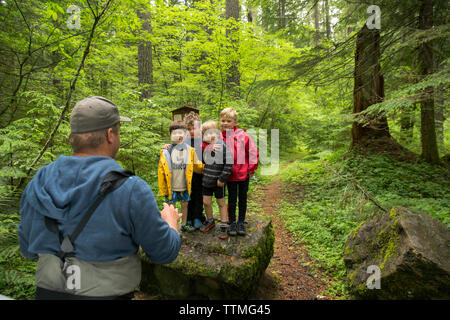 USA, Oregon, Santiam River, Braun Cannon, Jungen posieren für ein Foto in der Willamete National Forest, bevor Sie Angeln Stockfoto