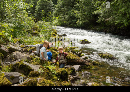 USA, Oregon, Santiam River, Braun Cannon, Jungen spielen in der Willamete National Forest in der Nähe des Santiam River Stockfoto