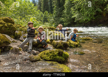 USA, Oregon, Santiam River, Braun Cannon, Jungen spielen in der Willamete National Forest in der Nähe des Santiam River Stockfoto