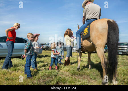USA, Oregon, Schwestern, Schwestern Rodeo, junge Kinder und Haustier Pferd des Sheriffs Stockfoto