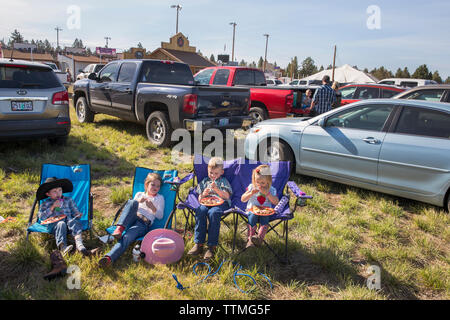 USA, Oregon, Schwestern, Schwestern Rodeo, Kinder Essen auf dem Parkplatz vor den Schwestern Rodeo Stockfoto