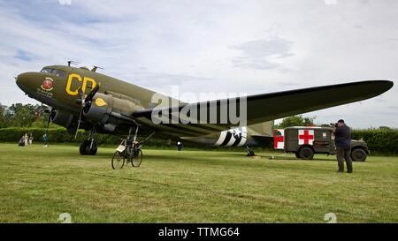 1942 Dodge WC 54 Krankenwagen neben einem 1944 C-47 Dakota" Betsy's Biscuit Bomber" an Shuttleworth den 75. Jahrestag des D-Day zu gedenken geparkt. Stockfoto