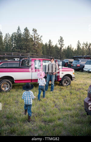 USA, Oregon, Schwestern, Schwestern Rodeo, spielende Kinder auf dem Gelände der Schwestern Rodeo Stockfoto