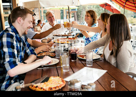 USA, Oregon, Bend, Pacific Pizza und Brauen, Gruppe Essen genießen dirnks Tabelle Stockfoto