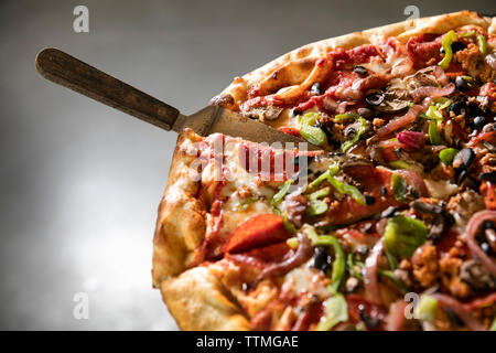 USA, Oregon, Bend, Pacific Pizza und Brauen, in der Nähe von Wurst Pizza Scheiben Stockfoto