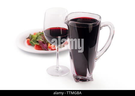 Rotwein sangria Krug und Salat mit Salat und Tomate, auf weißem Hintergrund Stockfoto