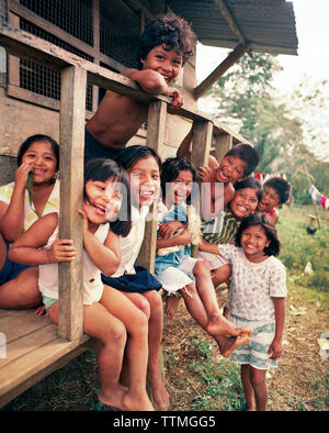 PANAMA und Bocas del Toro, Salt Creek Inseln, eine Gruppe von Guaymi indische Kinder sammeln und Lachen vor einem Haus, Mittelamerika Stockfoto