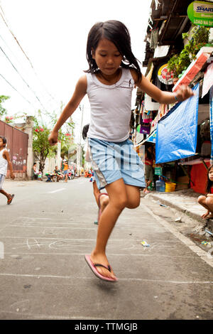 Philippinen, Manila, junge Mädchen spielt auf der Straße in der Intramros Bezirk Stockfoto