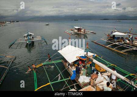 Philippinen, Palawan, Puerto Princesa, Handline Fischer in der Stadt Port geladen, Boote mit Eis und für eine Woche lange Reise vorbereiten Stockfoto