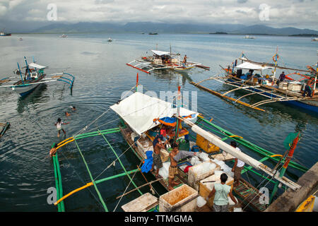 Philippinen, Palawan, Puerto Princesa, Handline Fischer in der Stadt Port geladen, Boote mit Eis und für eine Woche lange Reise vorbereiten Stockfoto