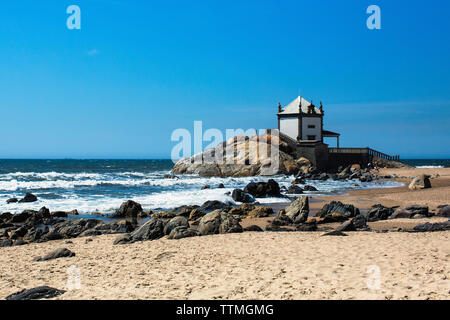 Kapelle Senhor da Pedra auf Miramar Beach, Vila Nova De Gaia, Portugal. Stockfoto